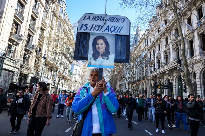 Organizações sociais marcham na Plaza de Mayo em repúdio ao ataque contra Cristina Kirchner