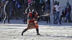 Manifestantes palestinos y policías israelíes se enfrentaron en la Explanada de las Mezquitas de Jerusalén.