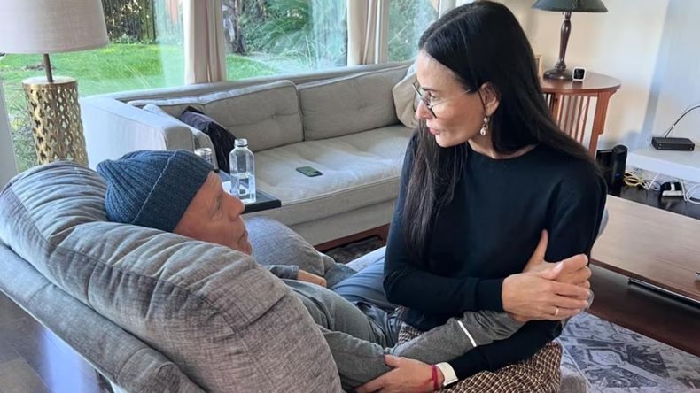Demi Moore, exesposa de Bruce Willis, continúa de cerca apoyando al actor como a las tres hijas que tienen en común. Demi Moore, exesposa de Bruce Willis, continúa de cerca apoyando al actor como a las tres hijas que tienen en común.