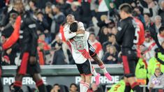 De la Cruz se abraza con Nacho Fernández. De la Cruz se abraza con Nacho Fernández.