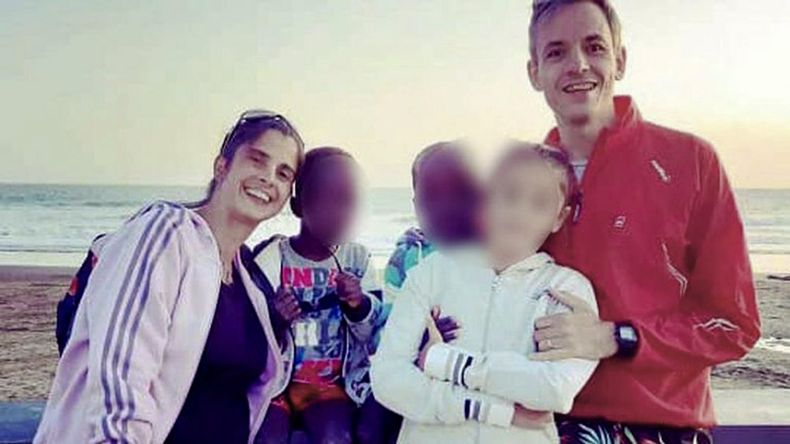 Detuvieron al matrimonio argentino que adoptó a unos hermanos africanos y los abandonó