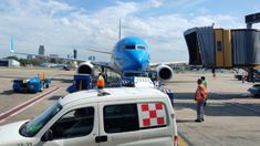 Aerolíneas Argentinas denunció a los gremios APLA y AAA de realizar un paro encubierto. Aerolíneas Argentinas denunció a los gremios APLA y AAA de realizar un paro encubierto.