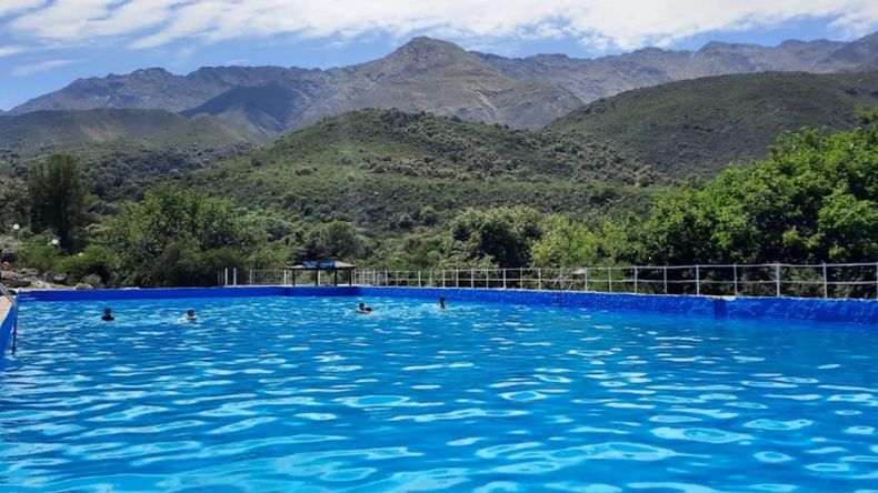 La piscina municipal de Los Hornillos ofrece vistas muy cercanas a los cerros aledaños.