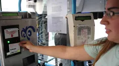 Rosario fue una de las ciudades que implementó tarjetas magnéticas ante el problema de la falta de monedas entre los 90 y los 2000. Rosario fue una de las ciudades que implementó tarjetas magnéticas ante el problema de la falta de monedas entre los 90 y los 2000.