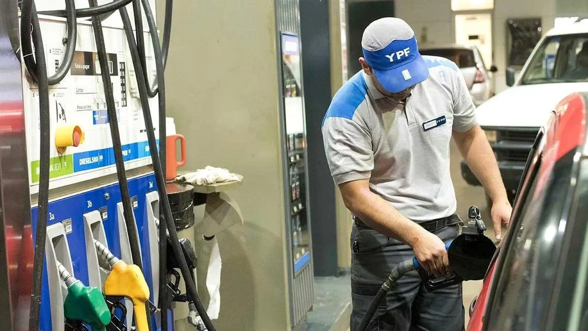 YPF estabiliza el precio de la nafta por 45 días: no trasladará la suba del petróleo