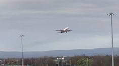 El equipo inglés tuvo que desviarse de Manchester a Liverpool por una tormenta.