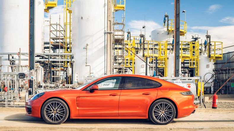 Porsche Panamera híbrido enchufable en la planta de HIF Chile.