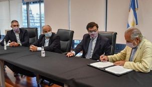 Armando Cavalieri junto a las autoridades de las cámaras empresariales.