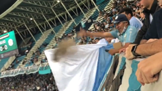 El hincha de Racing tirando cenizas durante la victoria contra Argentinos. El hincha de Racing tirando cenizas durante la victoria contra Argentinos.