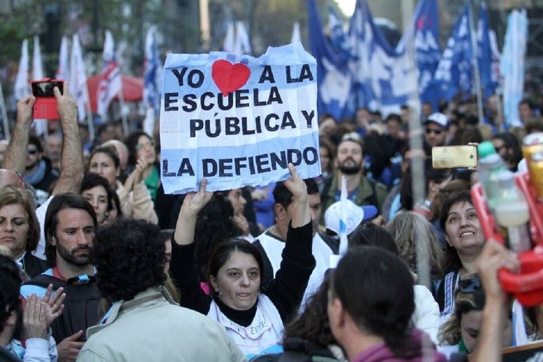 Docentes bonaerenses realizarán un acto contra la motosierra de Milei