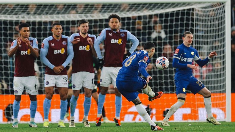 Video: El Espectacular Golazo De Tiro Libre De Enzo Fernández A Dibu ...