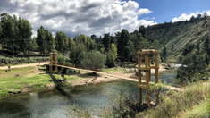 Un puente colgante da la bienvenida a un destino que reúne un contexto de calma, espacios&nbsp; verdes y una conexión directa con la vida rural.