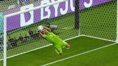 Martínez contuvo el tiro libre del delantero mexicano. Martínez contuvo el tiro libre del delantero mexicano.