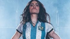 Lali Espósito, en uno de sus shows, con un atuendo representativo de la Selección argentina.&nbsp;