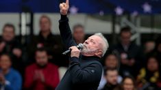 Lula se enfrenta con Bolsonaro y busca su tercera presidencia. Lula se enfrenta con Bolsonaro y busca su tercera presidencia.