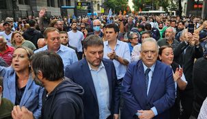 Diputados de UxP y de la Izquierda se sumaron a la marcha de jubilados e hinchas.