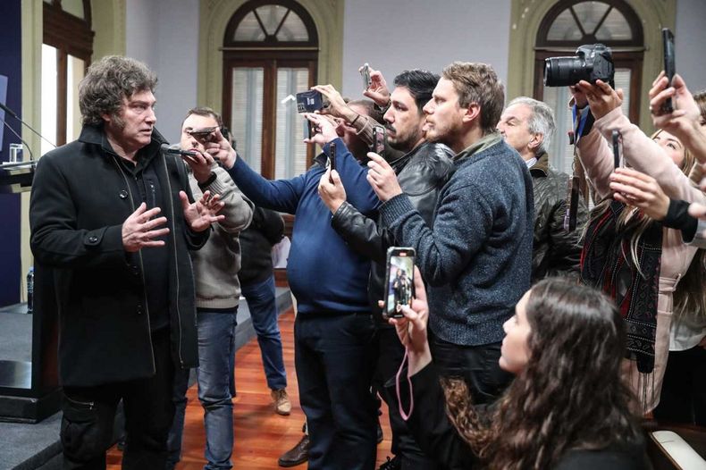 Milei chicaneó a un periodista al saludarlo en Casa Rosada.