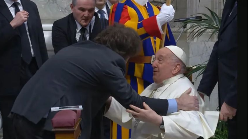 Javier Milei saludó con un abrazo al papa Francisco, a quien le había dedicado duras palabras en el pasado.