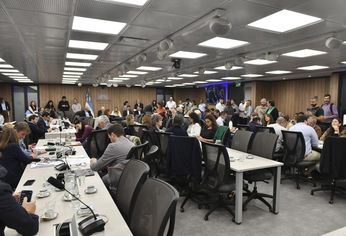 Los proyectos necesitan ser aprobados por comisiones clave. Los proyectos necesitan ser aprobados por comisiones clave.