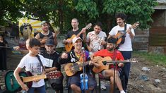 Manu Chao vistió la casa de Diego Maradona en Villa Fiorito. Manu Chao vistió la casa de Diego Maradona en Villa Fiorito.