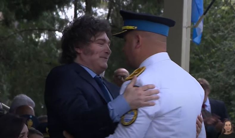 Milei le entregó una placa al subcomisario Guillermo Agustín Armentano.&nbsp; 