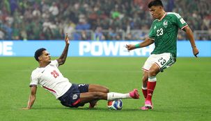 La infracción de Jarell Quansah sobre Jesús Gallardo.