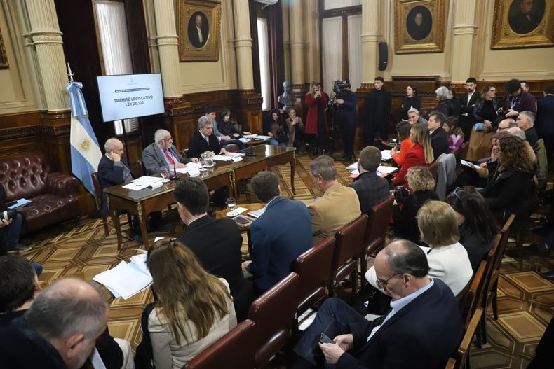 La Bicameral de Tratamiento Legisltaivo logró aplazar el debate de dos polémicos decretos.