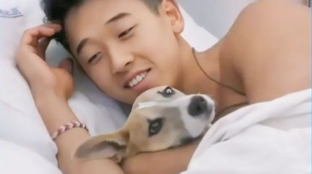 La mascota mostró un amor incondicional por El Chino ni bien ingresó a Gran Hermano.