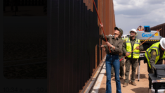 El muro no es una estructura continua sino que tiene secciones de vallas, muros y barreras naturales. El muro no es una estructura continua sino que tiene secciones de vallas, muros y barreras naturales.