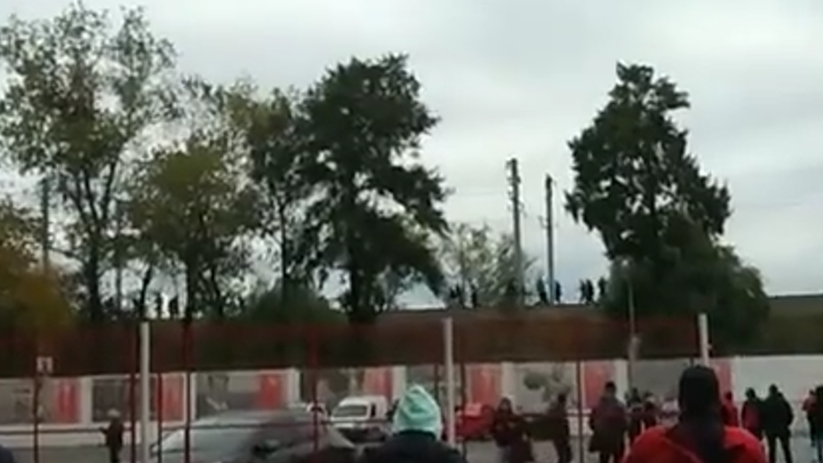 Video Feroz Pelea A Los Tiros Entre La Barra De Independiente Y La Policía En Las Afueras Del 5680