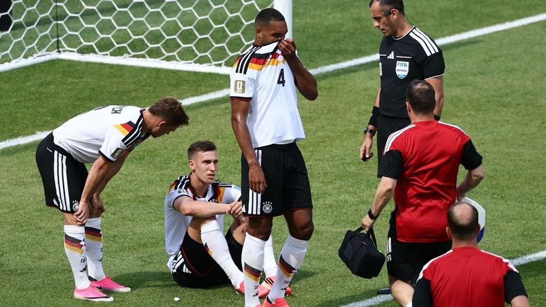 Nico Schlotterbeck pudo terminar los primeros 45 minutos, pero fue reemplazado en el entretiempo.