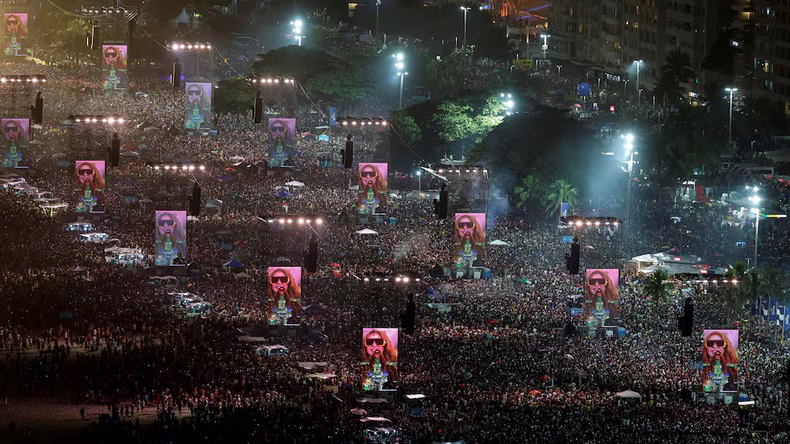El acompañamiento del público a Shakira en Copacabana.