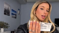 La exhermanita mostró su ticket para el partido de despedida de Messi. La exhermanita mostró su ticket para el partido de despedida de Messi.