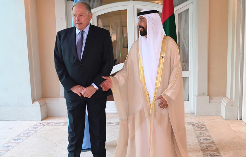 El canciller Gerardo Werthein junto al embajador de Emiratos Árabes Unidos Said Alquemzi.