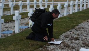 Guillermo Ni Coló, en el cementerio de Darwin, en una viaje que realizó en 2022.