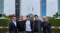 Diego Milito, el presidente de Racing, junto con los directivos de Nike. Diego Milito, el presidente de Racing, junto con los directivos de Nike.