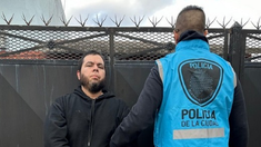 Guzmán al ser detenido por la Policía de la Ciudad. Guzmán al ser detenido por la Policía de la Ciudad.