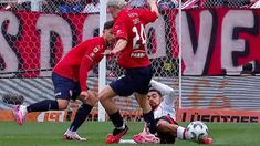 Santiago López y una falta muy violenta sobre Díaz. Santiago López y una falta muy violenta sobre Díaz.