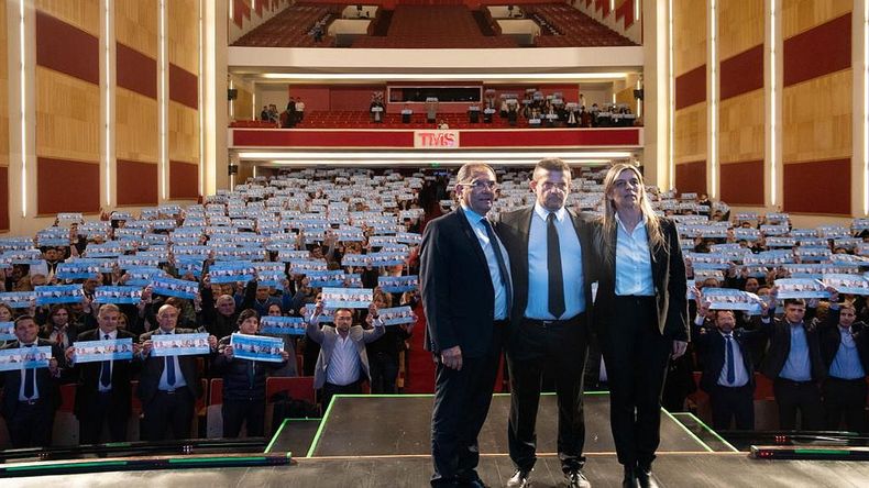 El acto tuvo lugar en el teatro Mercedes Sosa de Tucumán.