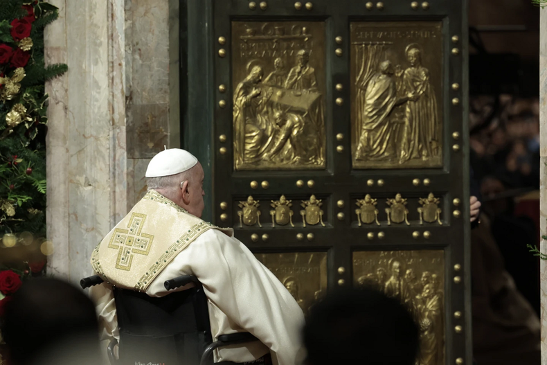 El papa Francisco abrió la Puerta Santa de la Basílica de San Pedro.