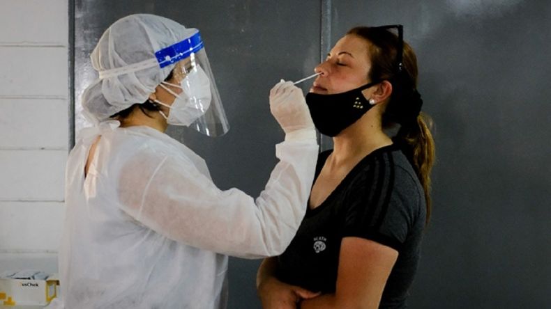 Los casos de coronavirus descendieron levemente.