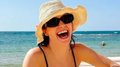 Lali Espósito lució una microbikini azul en Qatar. Lali Espósito lució una microbikini azul en Qatar.