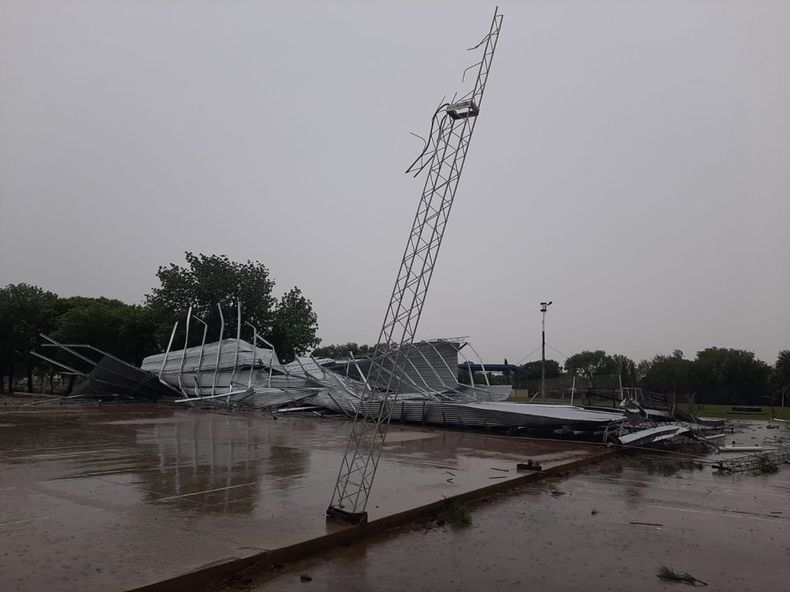 Video: Un Fuerte Temporal En Santa Fe Y Entre Ríos Causó Voladuras De ...