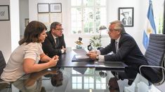 La diputada Gaillard, el jefe de la bancada del FdT, Germán Martínez, y el presidente Alberto Fernández.