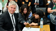 Fernando Burlando junto a Dalma y Gianinna Maradona. Fernando Burlando junto a Dalma y Gianinna Maradona.