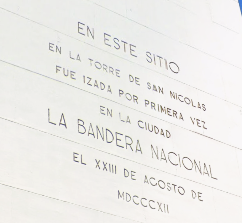 La cara norte del Cabildo recuerda el izamiento de la bandera en la antigua iglesia de San Nicolás de Bari.