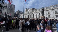 Los trabajadores fueron trasladados al patio de La Moneda. Los trabajadores fueron trasladados al patio de La Moneda.
