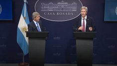 Santiago Bausili brindó una conferencia de prensa junto a Luis Caputo. Santiago Bausili brindó una conferencia de prensa junto a Luis Caputo.