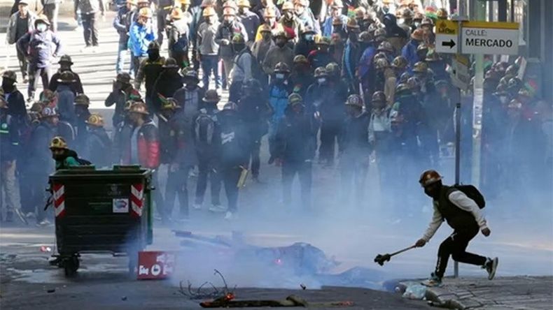 Continúan las protestas en Bolivia: nueva represión policial a campesinos en La Paz