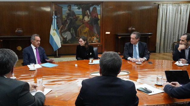 Scioli y Batakis con ADEFA.